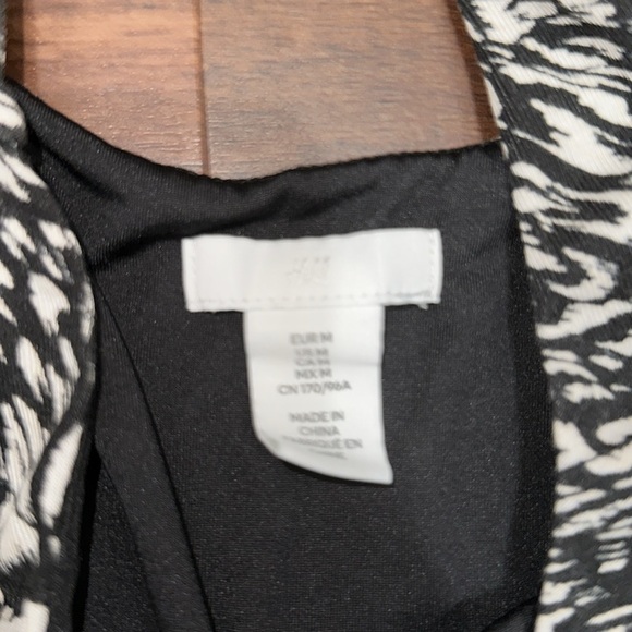 H&M Black and White Patterned Jersey Romper in Size Medium - Picture 4 of 7